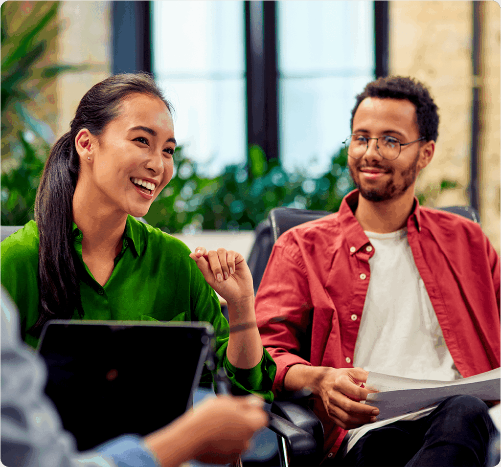 2 colleagues talking in a group in a modern office