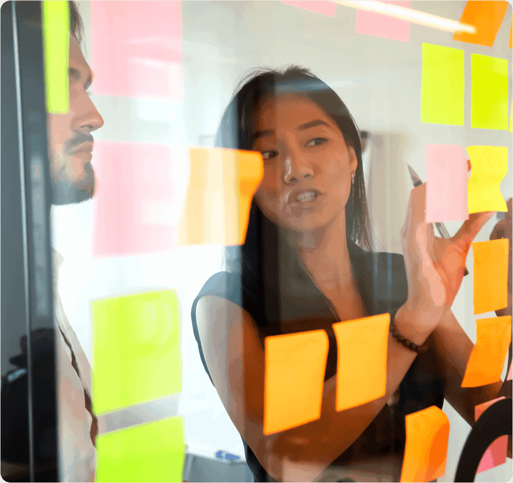 2 colleagues planning a website project